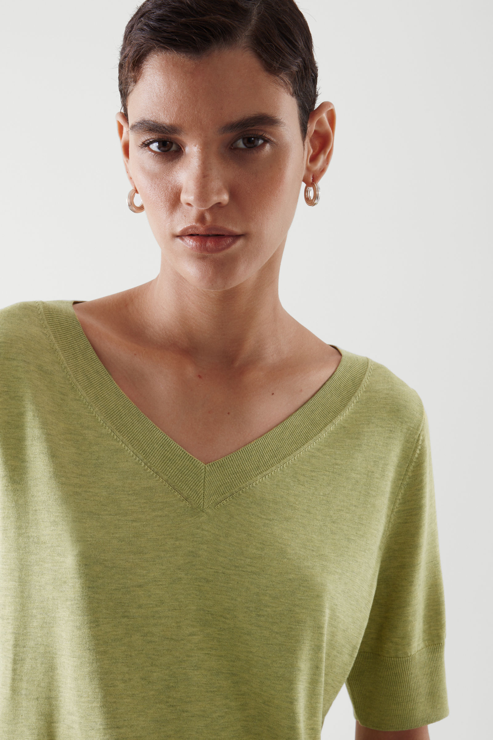 Silk Knitted V-Neck T-Shirt | Endource